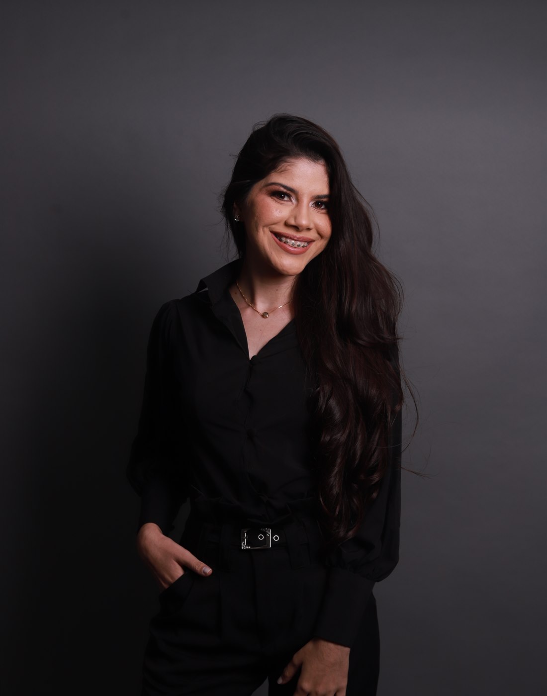 Retrato profissional de Aparecida Alves, psicóloga com formação em Logoterapia
